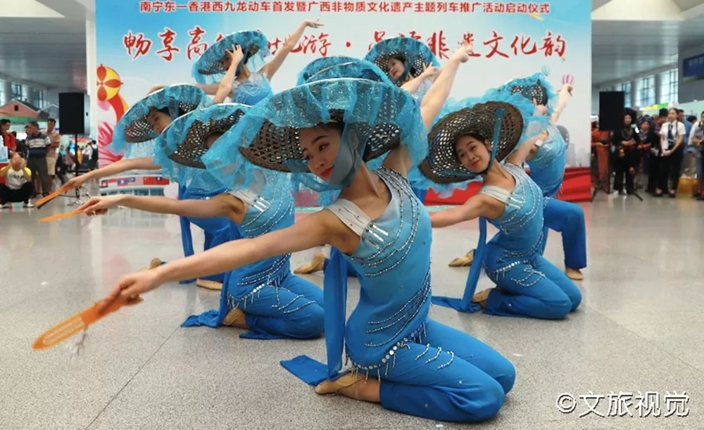 搭乘首發(fā)高鐵，海真珠珍珠粉抵達(dá)東方明珠